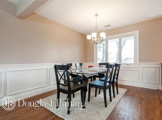 16 Spector Ln, Plainview, NY 11803