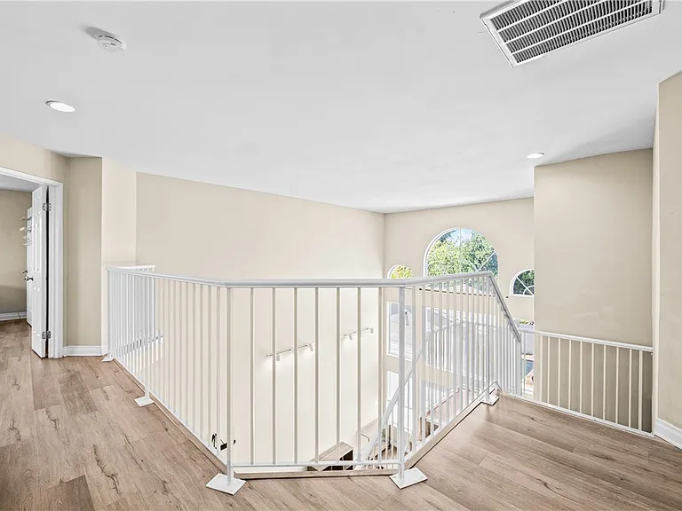 542 N Waverly St — Photo 38