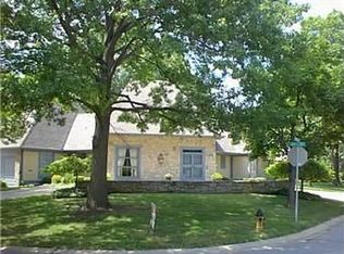 8312 Wenonga Rd, Leawood, KS 66206