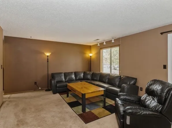 437 Westwinds Dr, Iowa City, IA 52246