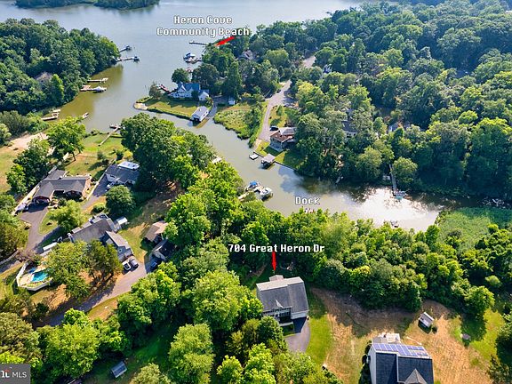 5th image of 704 Great Heron Dr