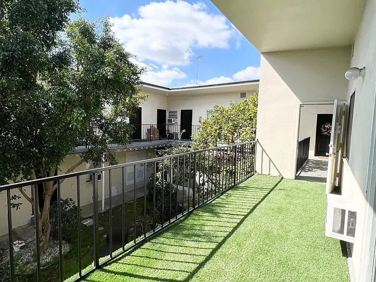 7911 Blackburn Avenue — Photo 12