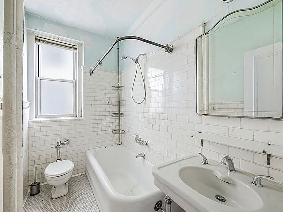 5th image of 240 W 98th St APT 7G