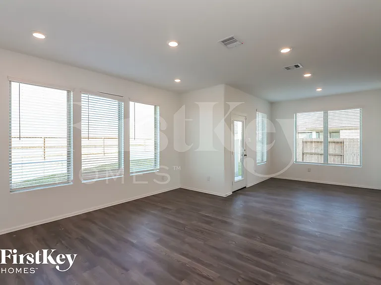 7307 Hillside Ave — Photo 4