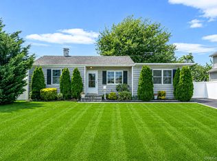 822 Milligan Lane, West Islip, NY 11795