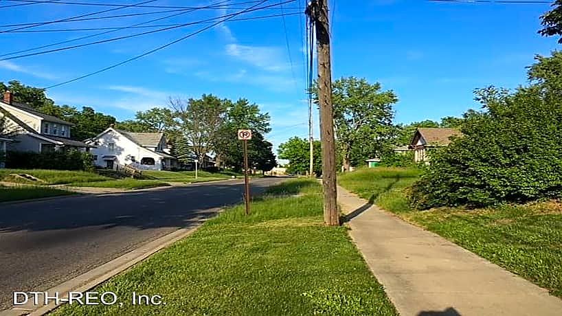 2nd image of 606 E Stewart Ave