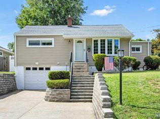 8 Lakeview Dr, Emerson, NJ 07630
