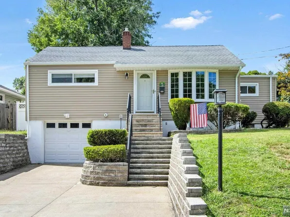 8 Lakeview Dr, Emerson, NJ 07630