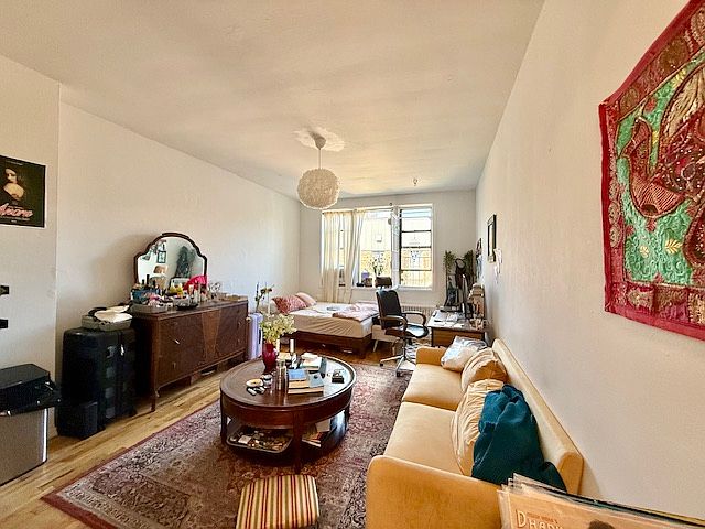 1st image of 515 E 6th St APT E1