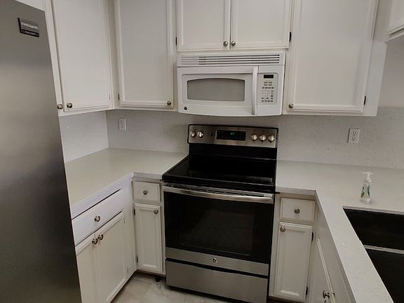 3rd image of 214 Sunnyhills Ct