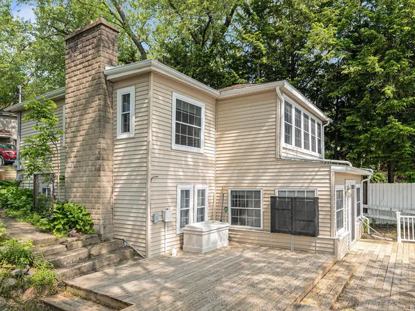 6288 Buckshore Dr, Whitmore Lake, MI 48189