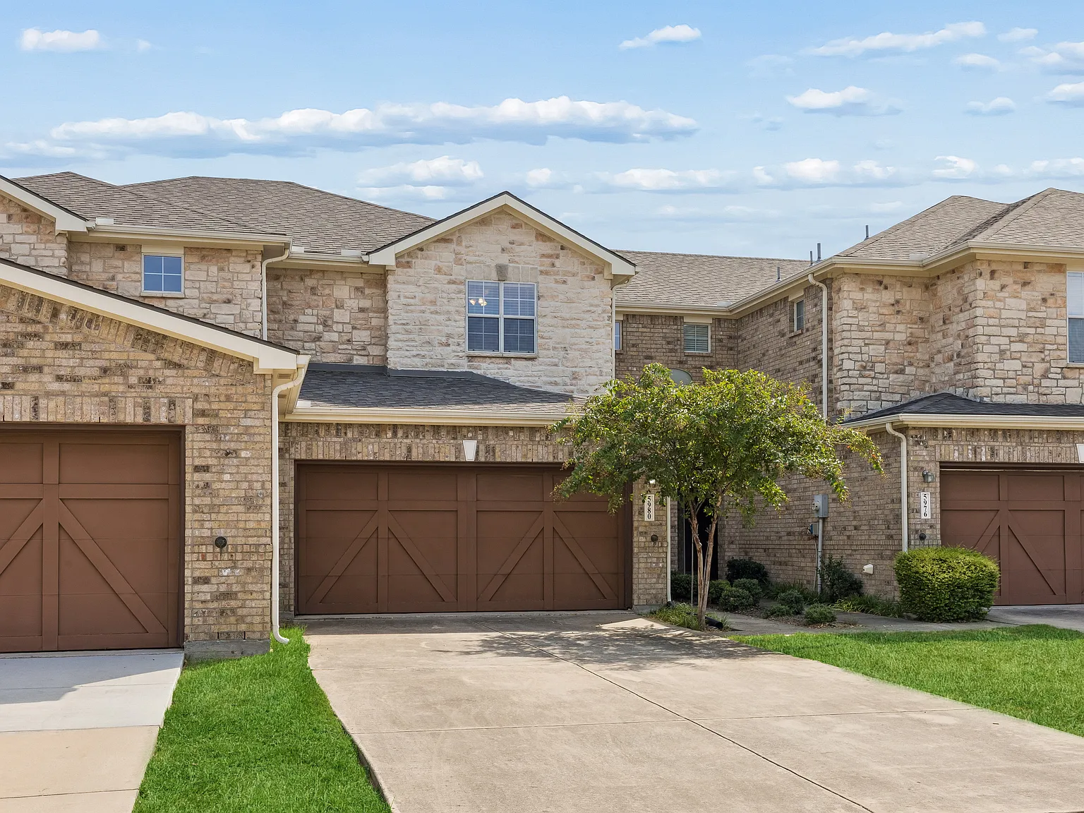 2 bed, 2.5 bath, 1323 sqft, $2,195 — Photo 3