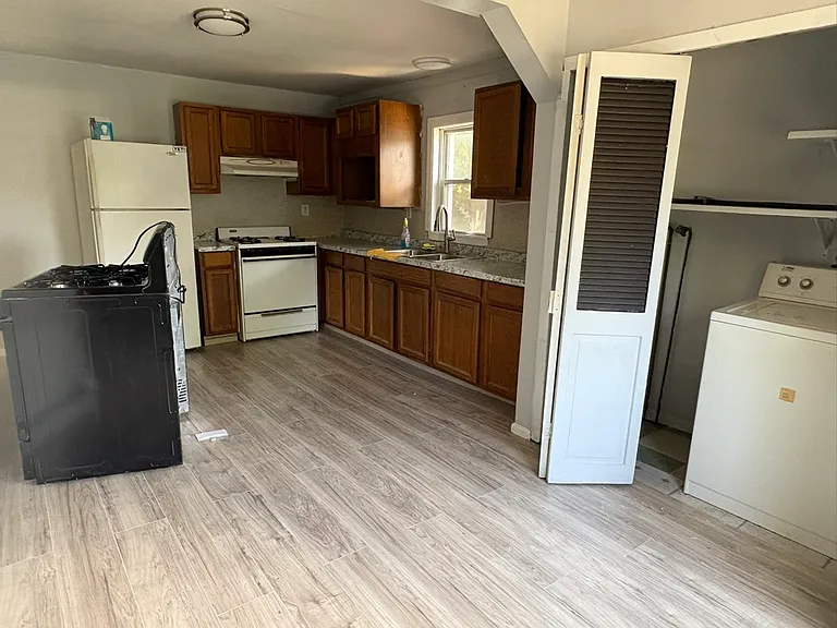 208 Main St #B — Photo 8