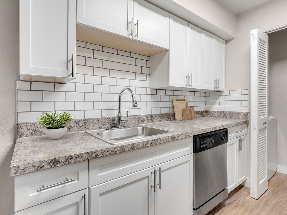 Stainless steel appliances at Verona Apartments in Littleton, CO