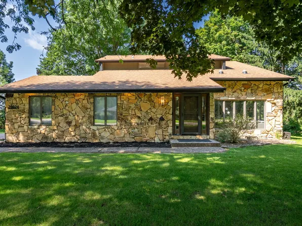 28024 230th St, Le Claire, IA 52753