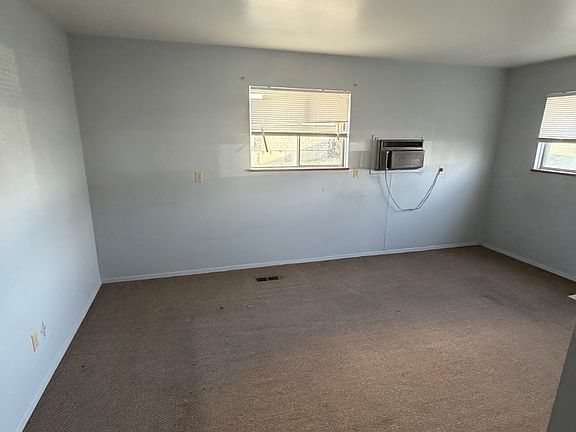 3rd image of 908 W Lake Ave #4