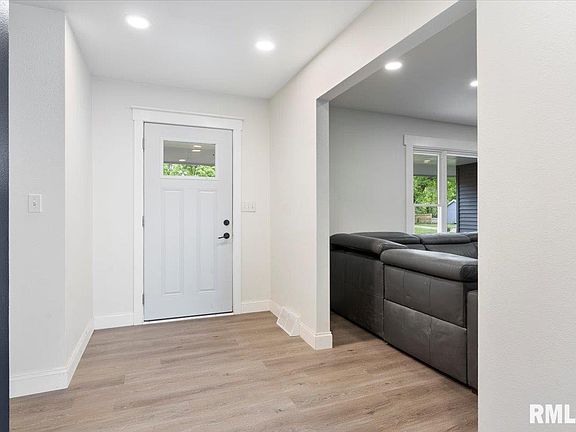 4th image of 604 Evergreen Dr