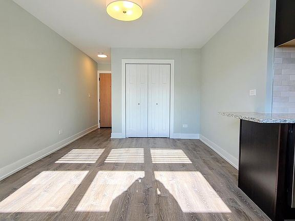 5th image of 721 W Barry Ave #1NBT