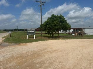 121 Country Living Ln, Floresville, TX 78114