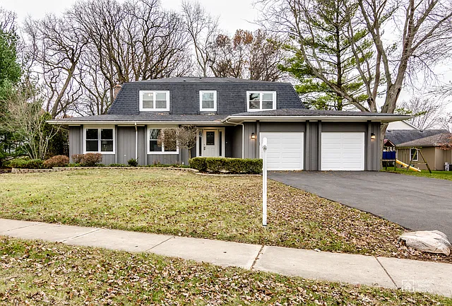 25W741 Red Maple Ln photo 1