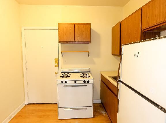 3rd image of 628.5 W Barry Ave #3N