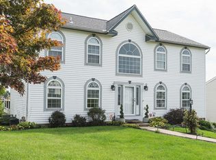 718 Woodbridge Dr S, Oakdale, PA 15071