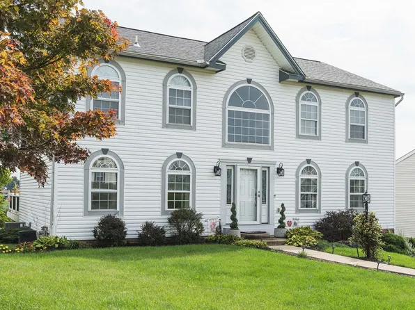 718 Woodbridge Dr S, Oakdale, PA 15071