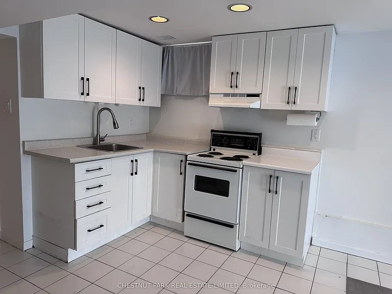 10 Wroxeter Ave #LOWER — Photo 9