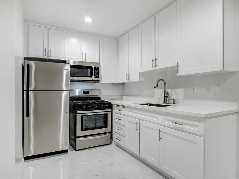 Country Club Apartments — Photo 40