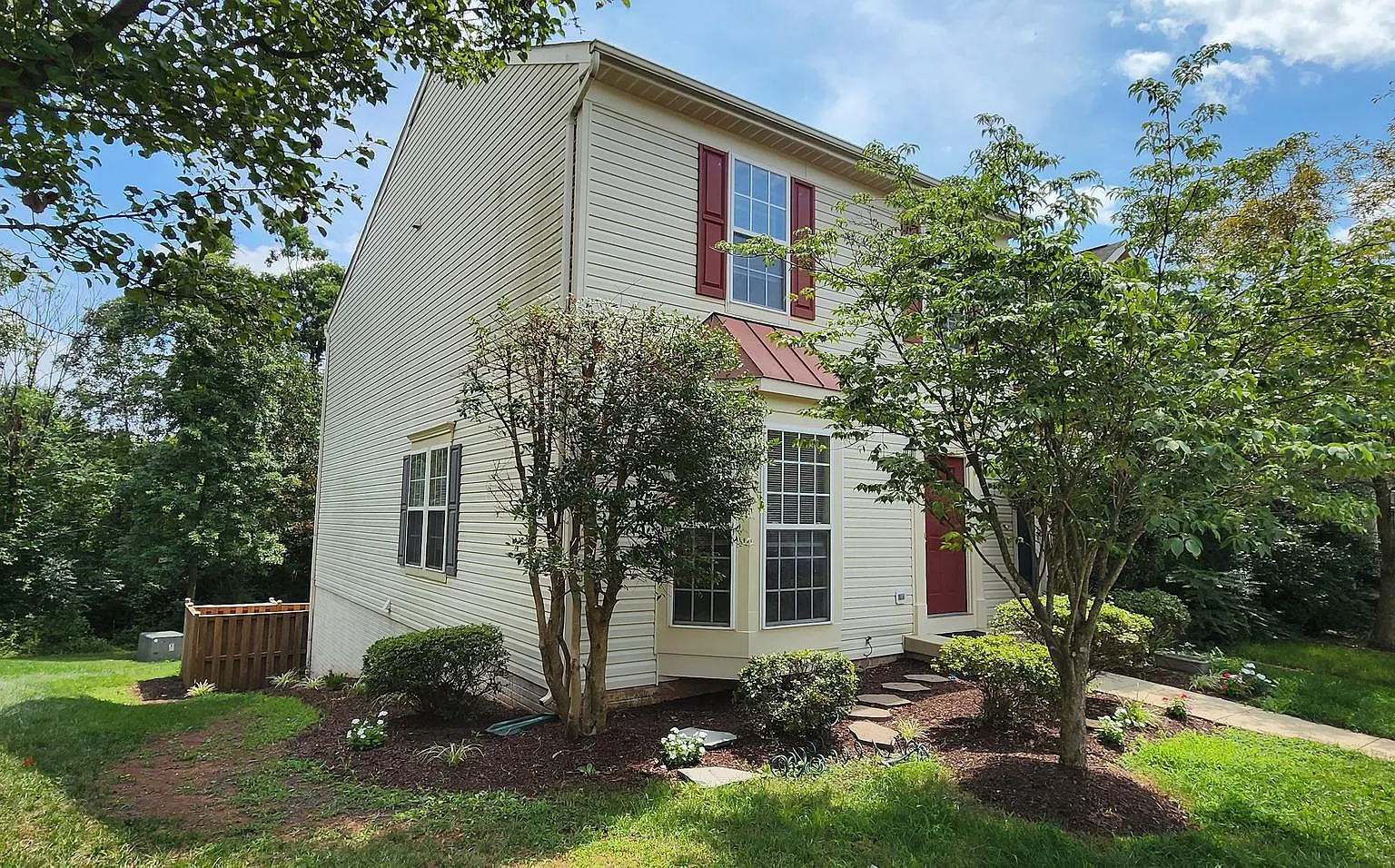 3 bed, 3.5 bath, 2138 sqft, $3,000 — Photo 2