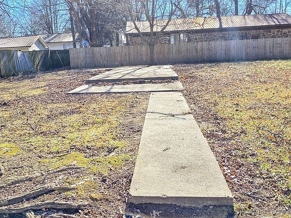 2nd image of 320 W Maple St
