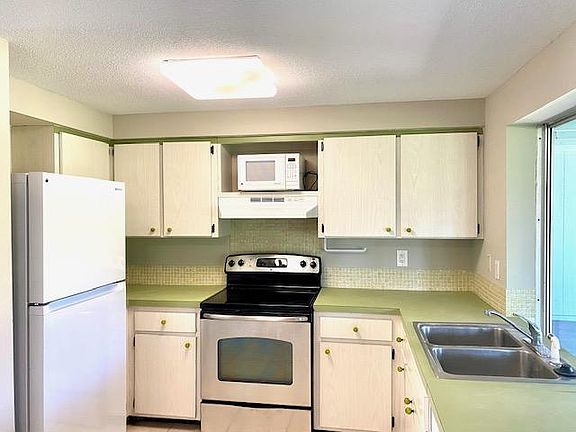 2nd image of 3212 Mayflower St