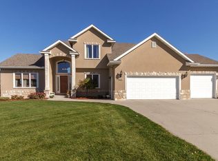 1883 Creekside Dr NE, Owatonna, MN 55060