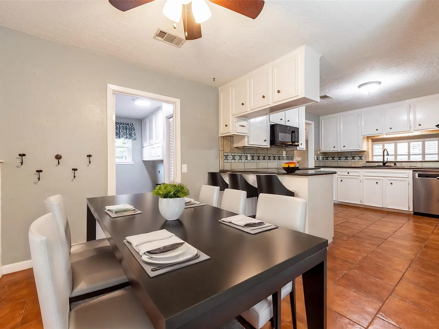 4 bed, 2.0 bath, 2101 sqft, $2,400 — Photo 2