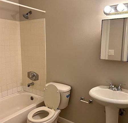 3rd image of 429 NE 2nd Ave APT 2