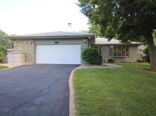 39W467 Hemlock Dr, Saint Charles, IL 60175