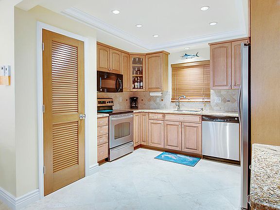 5th image of 124 Shore Ct #1010