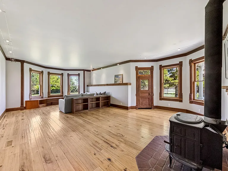 1049 Dressler Ln — Photo 17