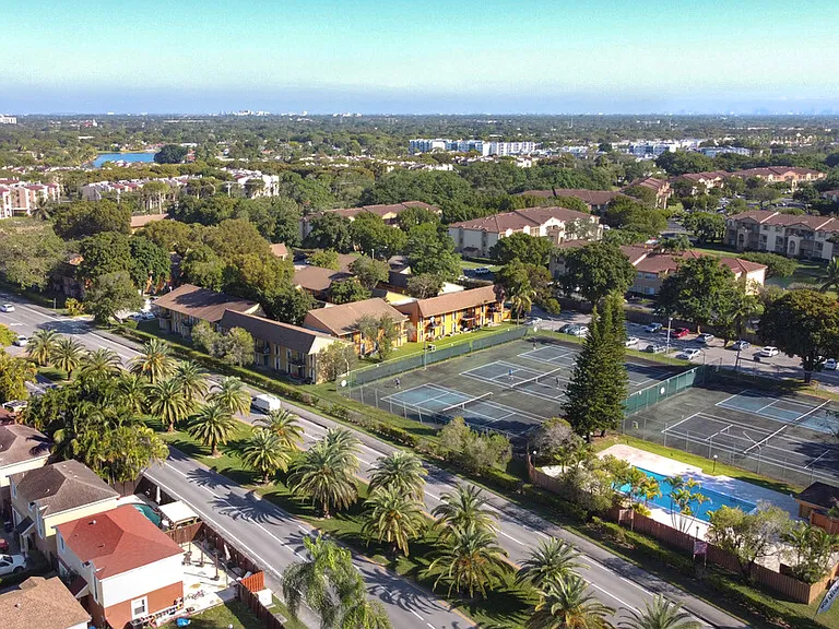 Tennis Villas Apartments — Photo 8