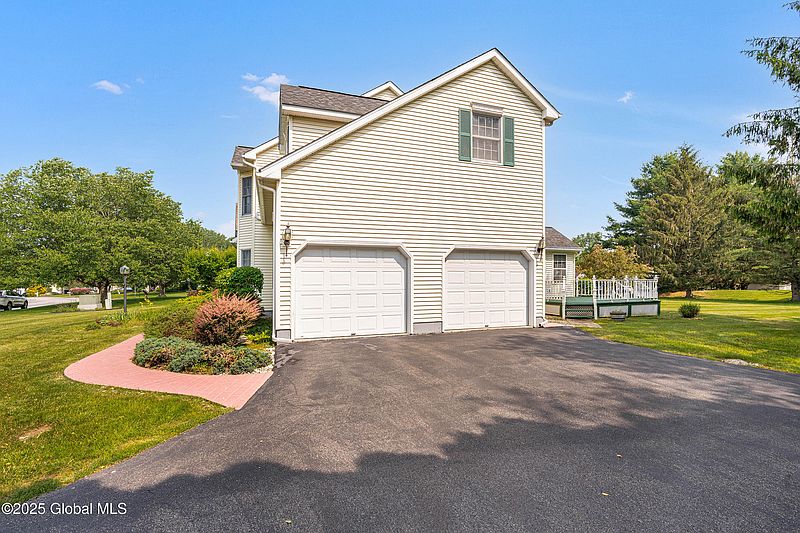 3rd image of 132 Kennewyck Circle
