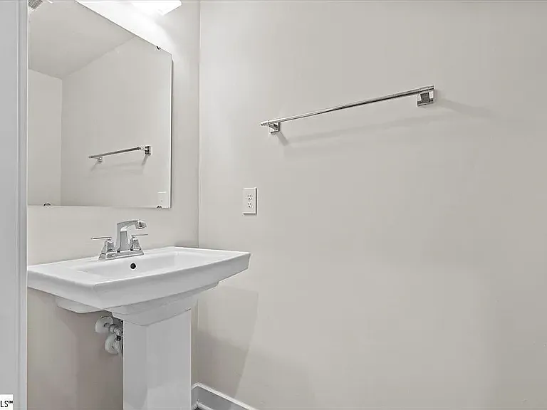 73 Connaught Ct — Photo 4