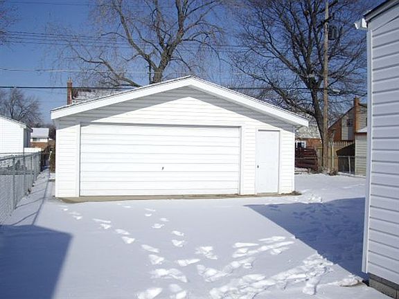 Huge 2.5 car garage