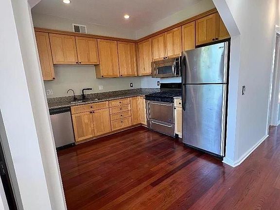 4th image of 952 Rhode Island St #952