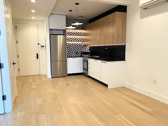 5th image of 961 Willoughby Ave #351