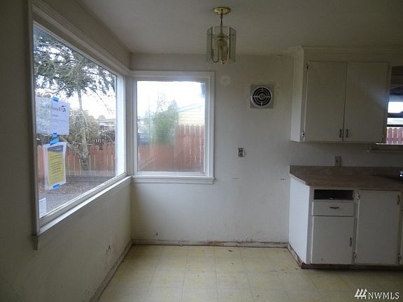 5th image of 10210 Lila Lane Sw