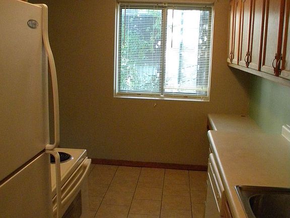 3rd image of 616 10th Ave SE #204