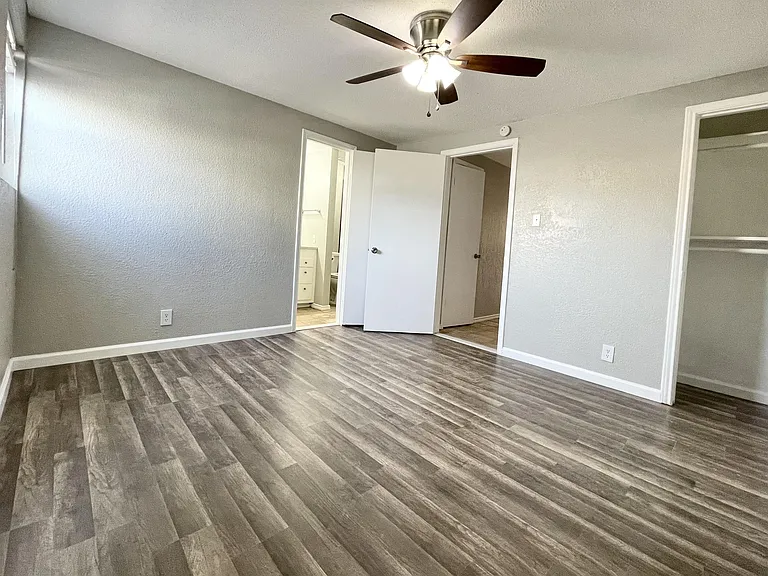 410 E 6th St #5 — Photo 14