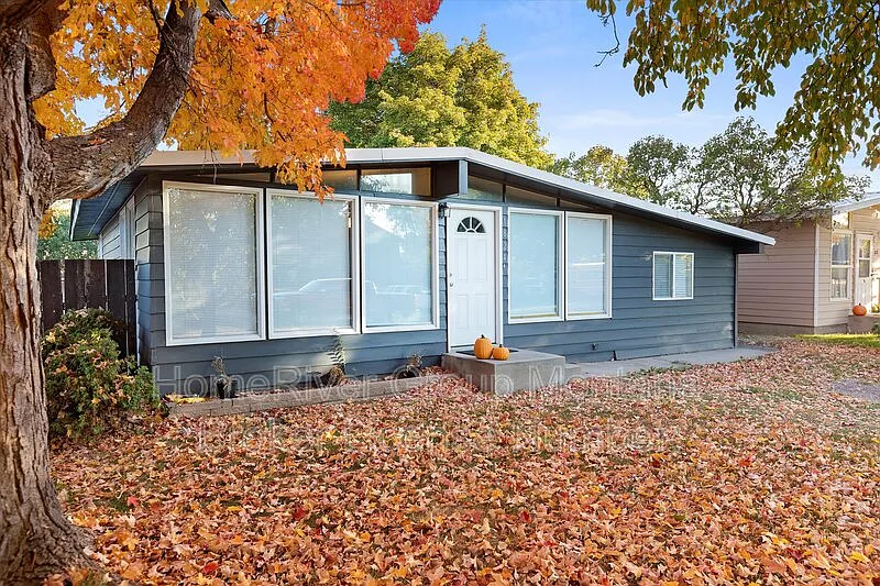 3 bed, 1.0 bath, 1104 sqft, $2,895 — Photo 2