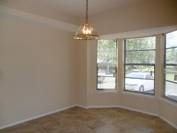 EATING SPACE IN KITCHEN
