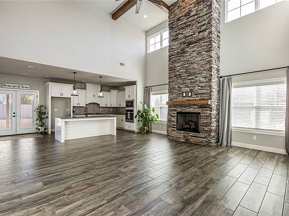 5th image of 931 Red Maple St